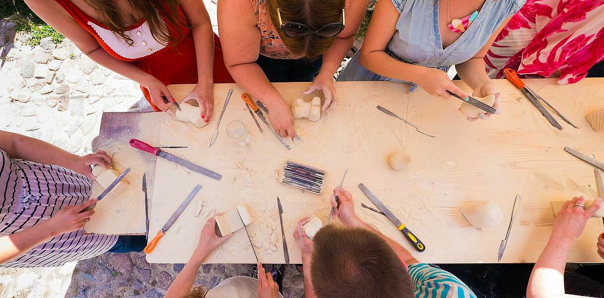 Gruppe beim Bildhauerworkshop in Sperenberg