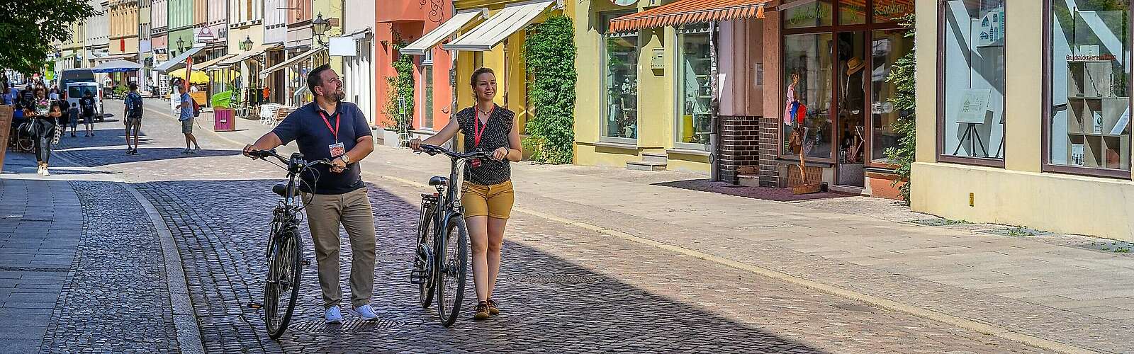 Radfahrer in der Altstadt von Wittenberg,
            
        
                Foto: Welterberegion/Uwe Weigel