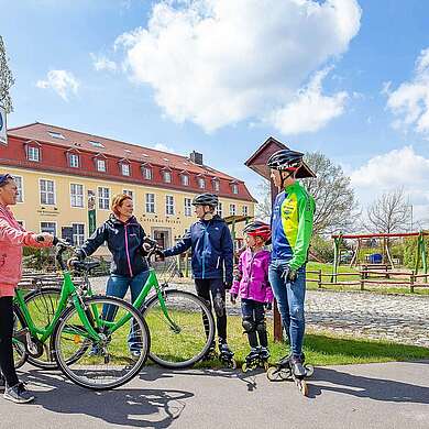 Skatehotel Gutshaus Petkus - Skater und Radfahrer vor dem Hotel