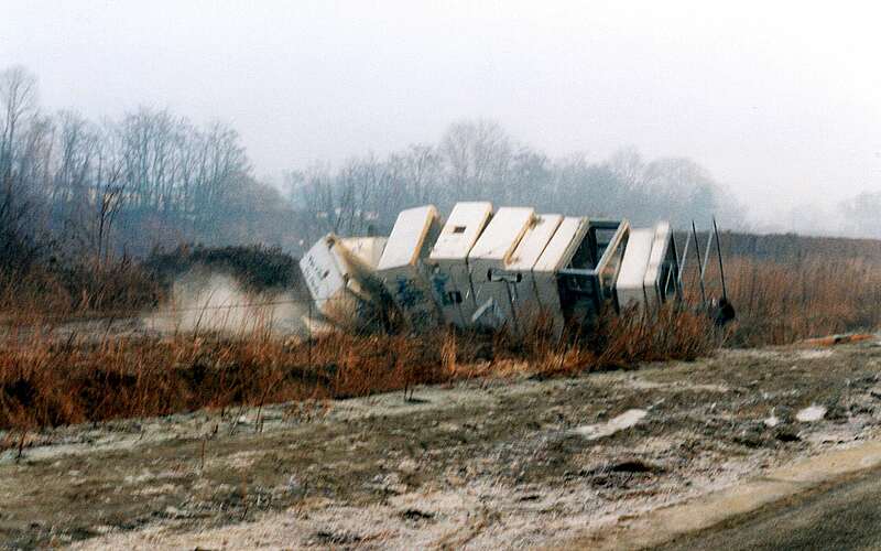 



        
            Umgestürzter Wachtum in Teltow 1991,
        
    

        Foto: Fotograf / Lizenz - Media Import/Peter Jäckel
    