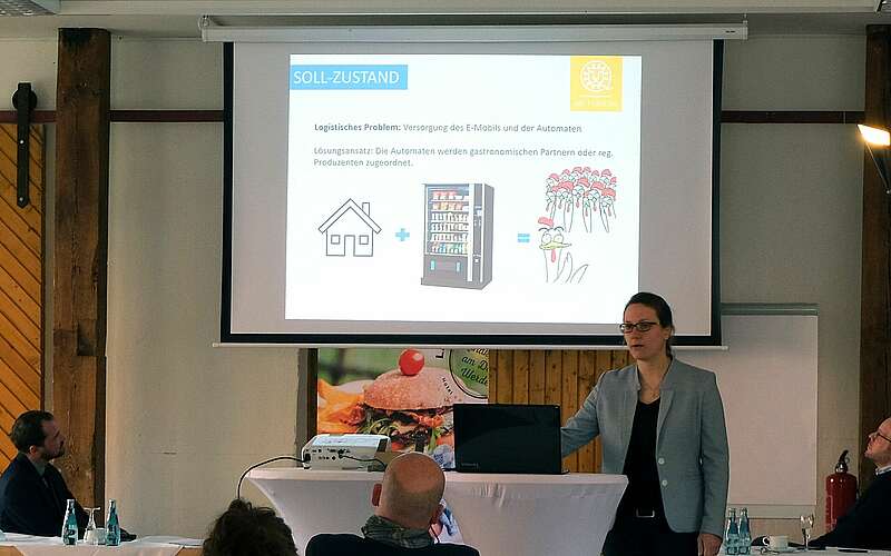 



    
        
                Vortrag von Katja Benke beim Stammtisch zu Förder- und Finanzierungsmöglichkeiten,
            
        
                Foto: Kreativnetzwerk FlämingSchmiede/Kein Urheber bekannt
            
    
