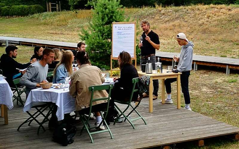 



    
        
                Weinschule im Weinsalon Glashütte,
            
        
                Foto: Tourismusverband Fläming e.V./Weinsalon Glashütte
            
    
