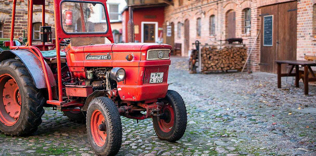 Historischer Traktor auf dem Hof von Bernd Moritz
