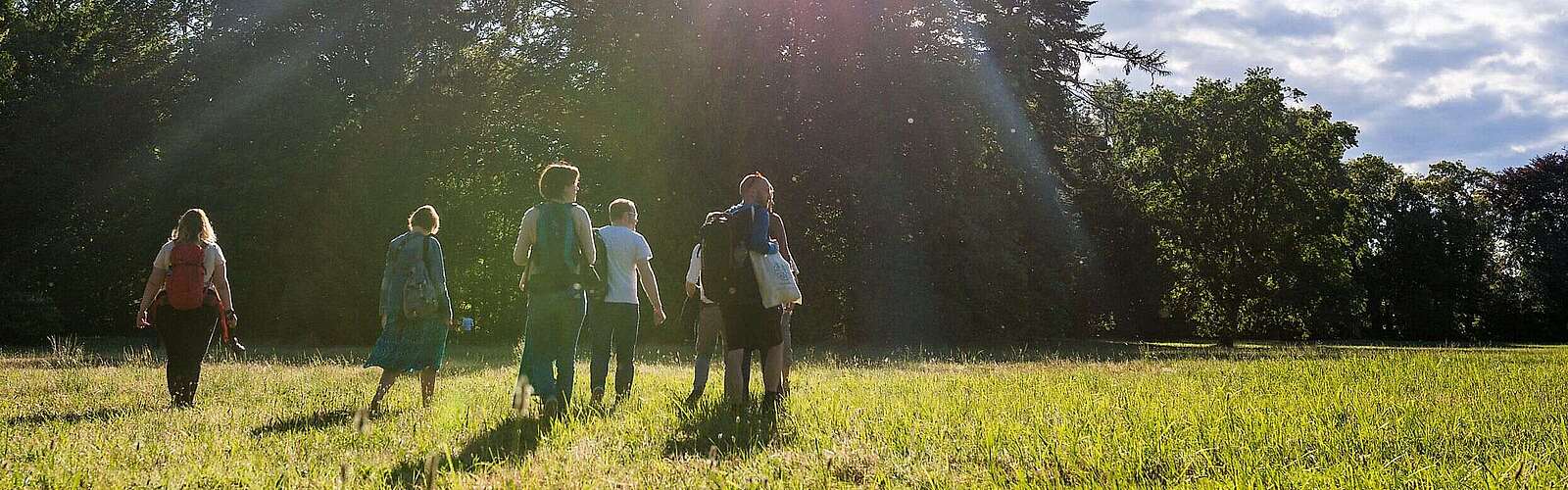 Wandergruppe im Schlosspark Wiesenburg