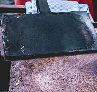 Klemmkuchen wird über dem offenen Feuer gebacken