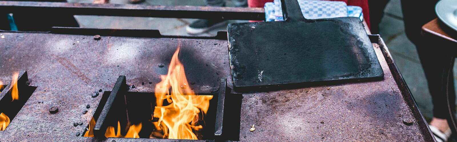 Klemmkuchen wird über dem offenen Feuer gebacken,
            
        
                Foto: Tourismusverband Fläming e.V./Antje Wickboldt