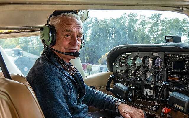 Pilot Reinhard Wartig am Flugplatz Saarmund