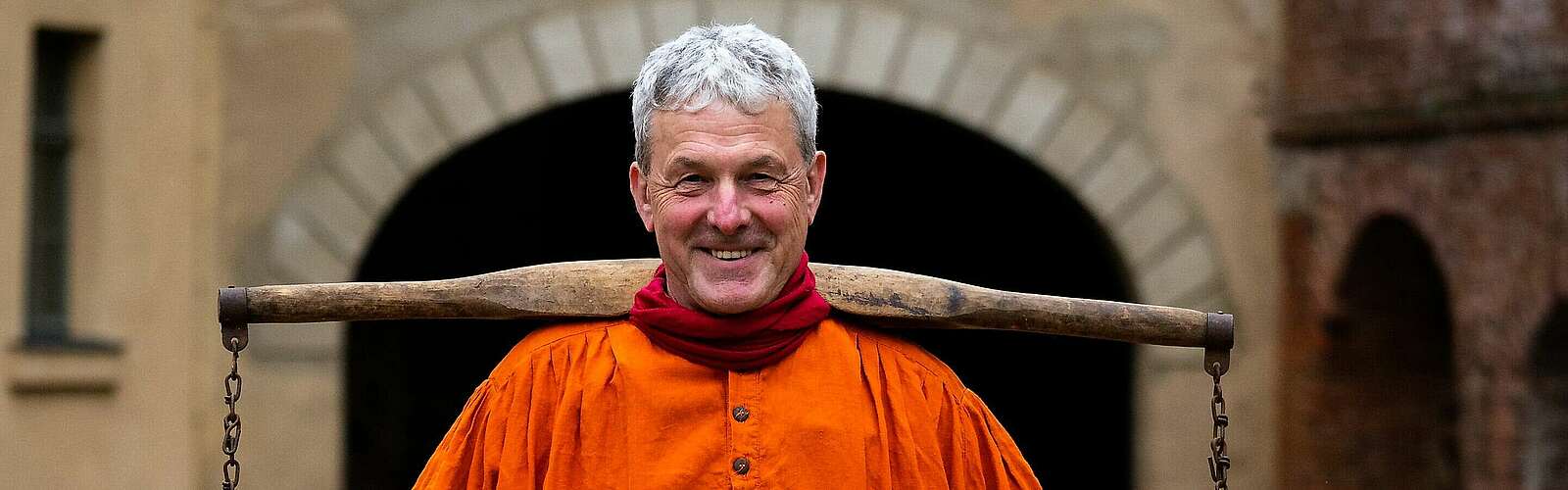 Ralf Rabe auf Burg Rabenstein beim Wassertragen,
            
        
                Foto: Tourismusverband Fläming e.V./Julian Hohlfeld