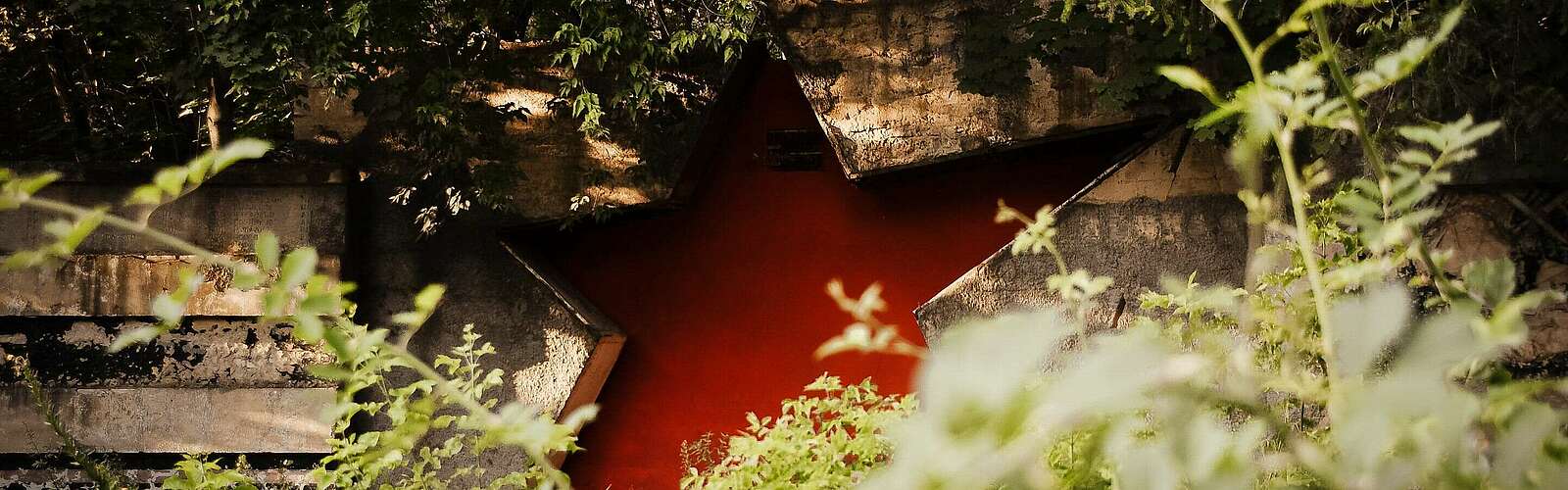 Roter Stern am Eingang zur Kaserne Jüterbog II,
            
        
                Foto: Tourismusverband Fläming e.V./Janine Niendorf