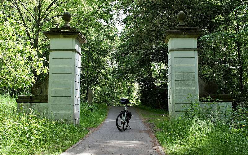 



    
        
                Tour auf dem Elberadweg bei Dessau mit dem Mittelelbe RadVerleih,
            
        
                Foto: Tourismusverband Fläming e.V./Wricke Touristik GmbH
            
    
