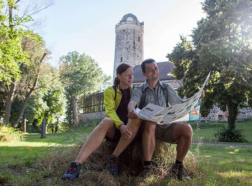 Paar mit Wanderkarte vor der Burg Ziesar