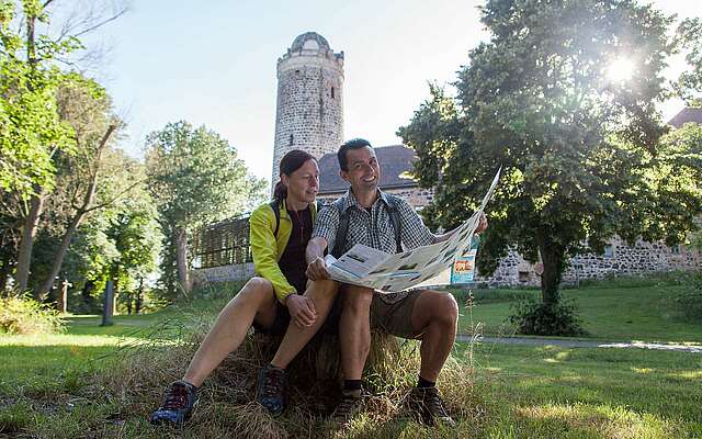 Paar mit Wanderkarte vor der Burg Ziesar