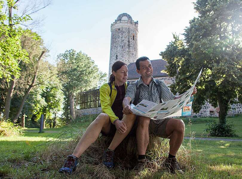 Paar mit Wanderkarte vor der Burg Ziesar