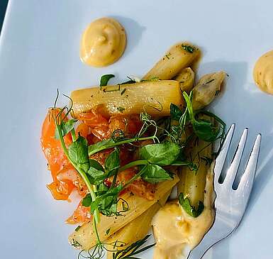 Gebratener Spargel mit Lachstartar