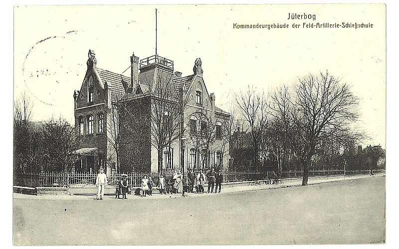 



    
        
                Kommandantengebäude, Jüterbog II,
            
        
                Foto: Tourismusverband Fläming e.V./Kein Urheber bekannt
            
    
