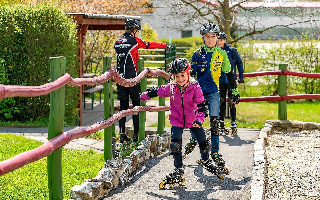 Skatehotel Gutshaus Petkus - Skatende Kinder auf Rampe