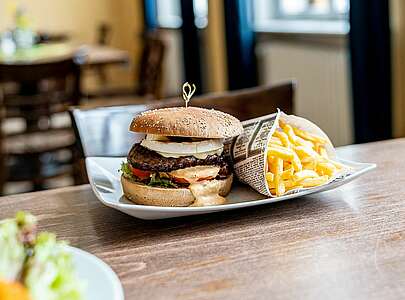 Skatehotel Gutshaus Petkus - Wildburger im Restaurant "Roggenkönig"