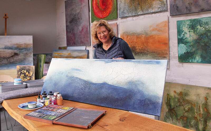 



    
        
                Künstlerin Gabi Hiller von Artfiness,
            
        
                Foto: Kreativnetzwerk FlämingSchmiede/Katja Benke
            
    
