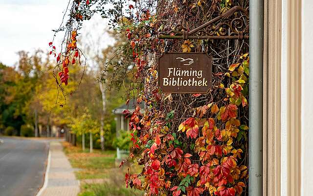 Schild der Fläming-Bibliothek am Gasthof Moritz