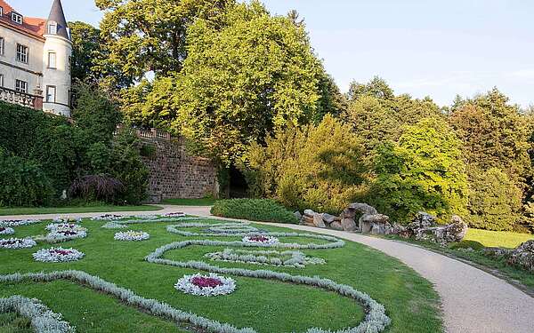 Schlosspark Wiesenburg mit Schloss im Hintergrund