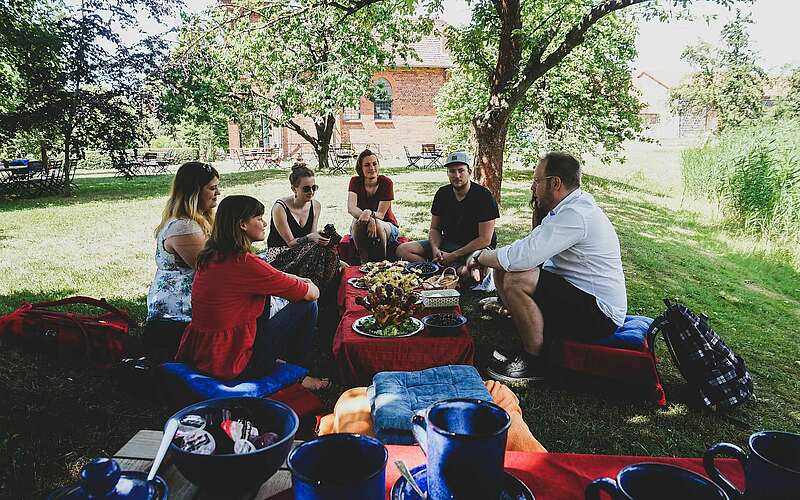 



    
        
                Picknick am Töpfercafé auf Gut Schmerwitz,
            
        
                Foto: Tourismusverband Fläming e.V./Fanny Raab
            
    
