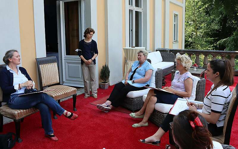 



    
        
                Teilnehmeraustausch bei ProduktSchmiede auf Schloss Stülpe,
            
        
                Foto: Kreativnetzwerk FlämingSchmiede/Björn Eichner
            
    
