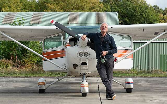 Pilot Reinhard Wartig am Flugplatz Saarmund