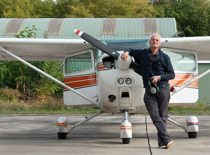 Pilot Reinhard Wartig am Flugplatz Saarmund