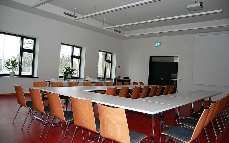 



    
        
                Veranstaltungssaal im Neue Energien Forum Feldheim,
            
        
                Foto: Tourismusverband Fläming e.V./Barbara Ral
            
    
