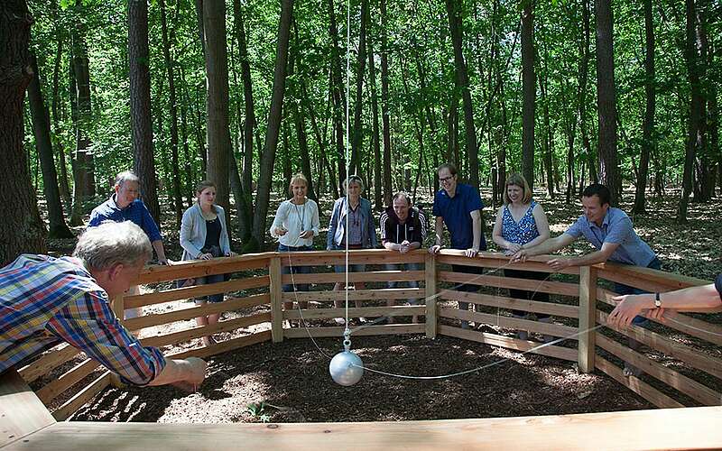 



    
        
                Magnetkugelspiel im Barfußpark Beelitz-Heilstätten,
            
        
                Foto: Barfußpark Beelitz-Heilstätten/Oliver Plath
            
    
