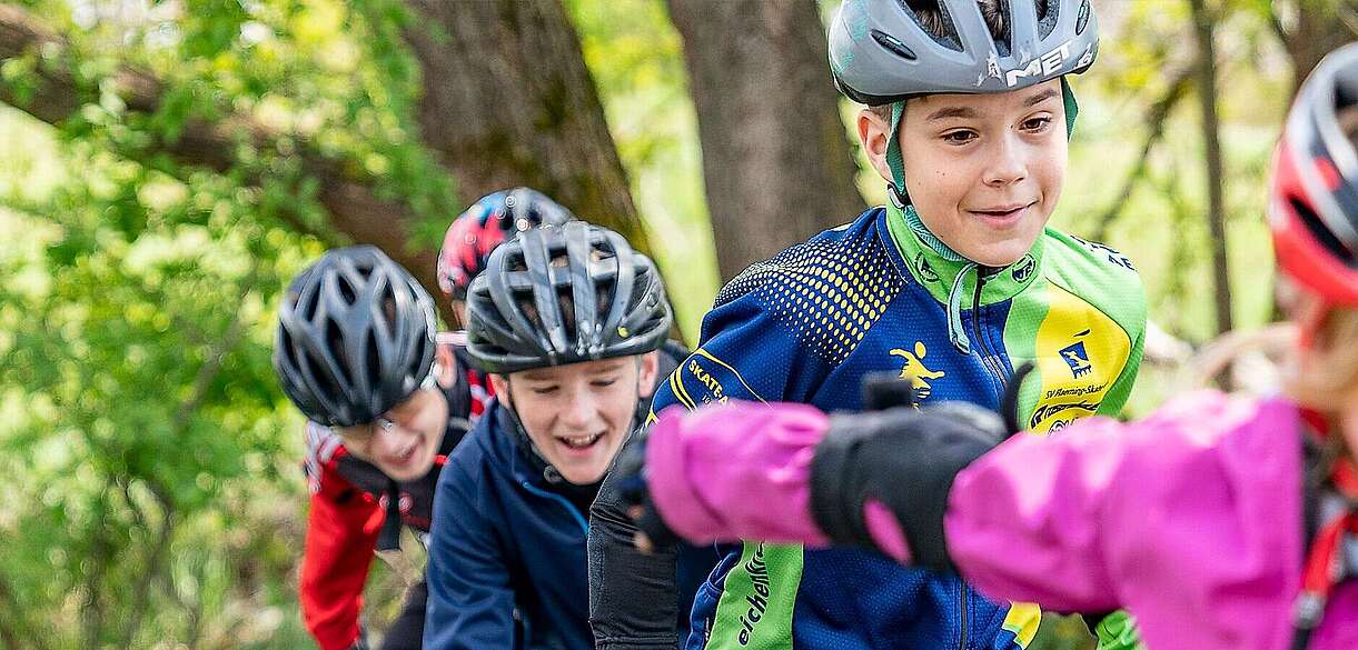 Skatende Kinder am Gutshaus Petkus