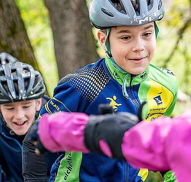 Skatende Kinder am Gutshaus Petkus