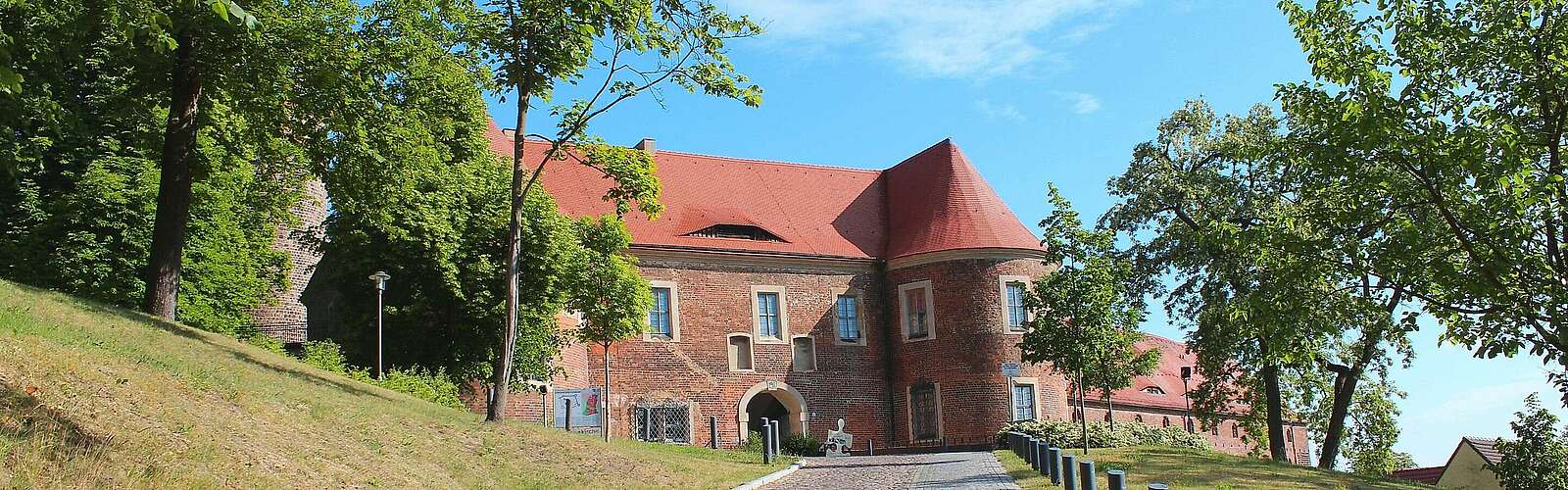 Blick auf die Burg Eisenhardt in Bad Belzig,
            
        
                Foto: Tourismusverband Fläming e.V./Kein Urheber bekannt